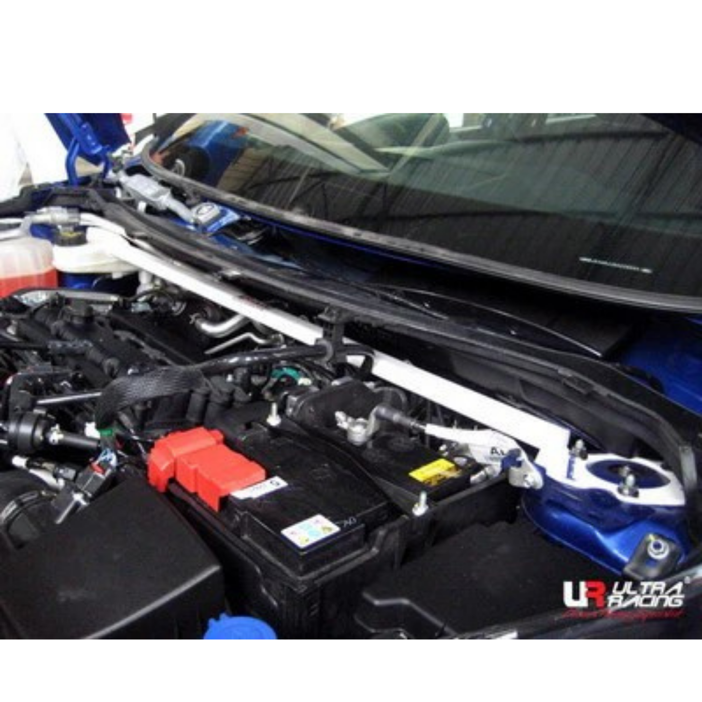 Barra de Torretas Ultra Racing Delantera para Ford Fiesta MK6 / MK7